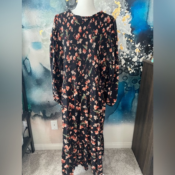 Floral dress with pockets! - Picture 3 of 9